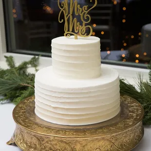 a wedding cake on a gold platter
