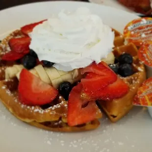 Waffle deluxe with strawberries, blueberries, bananas topped with whipped cream