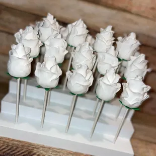 White rose cake pops