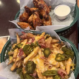 Cheese fries with jalapeño &amp; bacon + Sweet Chili Wings