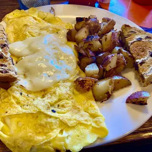 Omelette with potatoes and raisin toast