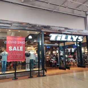 Tilly's entrance
