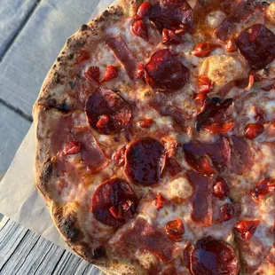 THE BENTLEY!
Tomato sauce, provolone and mozzarella blend, cured chorizo, soppressata, Peruvian sweet peppers, spicy honey