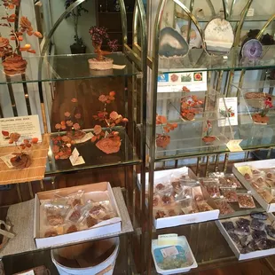 Rose rocks, gems, and geodes for sale! Check out the neat flower designs of the Rose Rocks