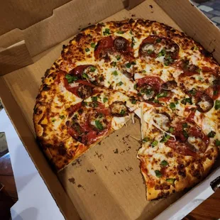 Pizza with pepperoni, sausage and green pepper