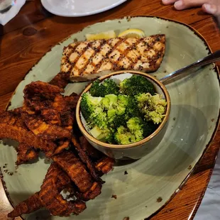 Salmon with sweet potatoe fries and broccoli