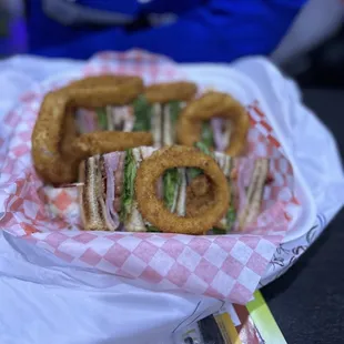 Club Sammy &amp; onion rings