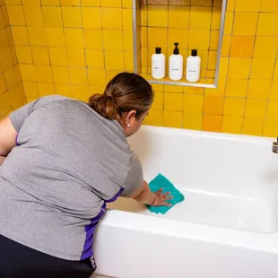 Bathtub cleaning service.