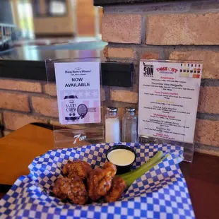food, chicken wings and fried chicken