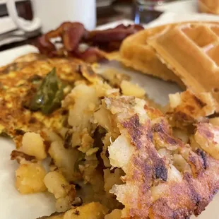 a plate of breakfast food