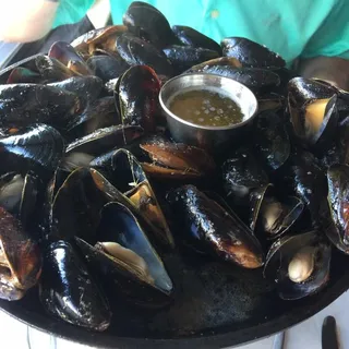 Old School Skillet-Roasted Mussels*
