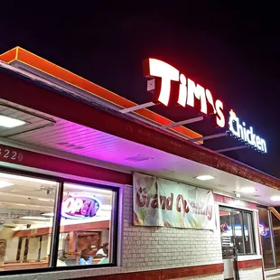I was on my way to Gus' World Famous and saw this Tim's Chicken Grand Opening. I had to try it. You never know.