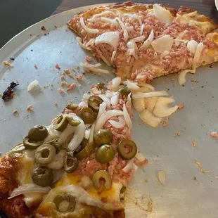 Ham and onions with green olives on 1/2.