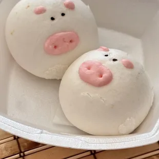 Fluffy Red Bean Piggy Buns. (･‿･)MG these piggies are way too "awww-dorable" to bite into-LOL. *:｡ Warmly recommend! *:｡
