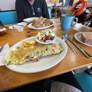 Veggie omelette with fruit