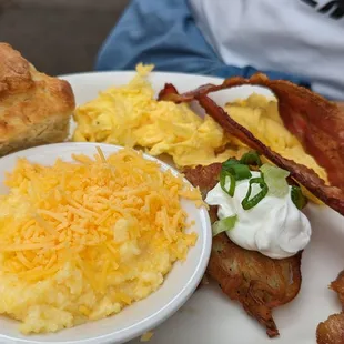 a plate of breakfast food