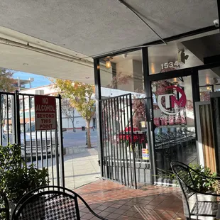the outside of a restaurant
