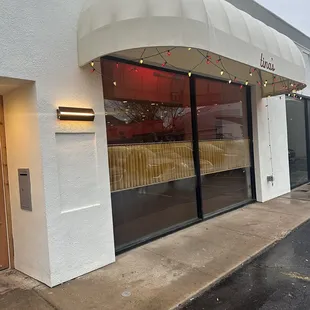 the outside of a restaurant