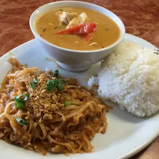 Lunch special: Pad Thai and Panang Curry Chicken