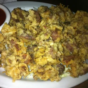 a plate of breakfast food