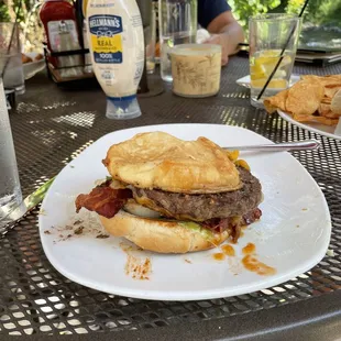 Burger with pulled pork and bacon
