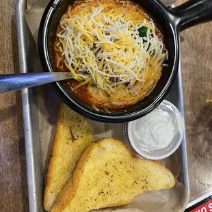 Chili with garlic toast