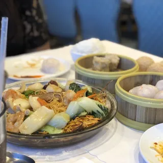 Pan-Fried Crispy Noodles with Mixed Seafood
