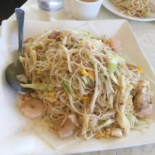 Stir-Fried Thai Style Rice Vermicelli with Shrimp and Chicken