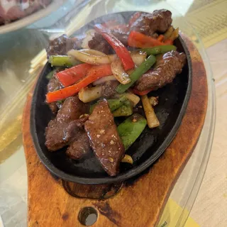 Black pepper steak on sizzling platter