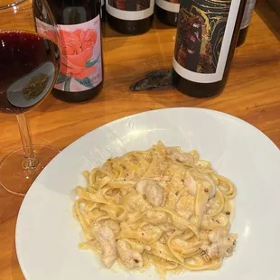 Alfredo pasta with chicken, served with Murphy Syrah