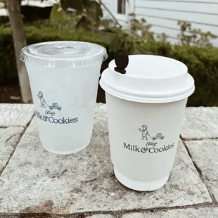 two cups of milk and cookies
