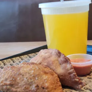 Empanada with mango lemonade