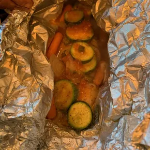 This the foil plate fish come with rice and salad