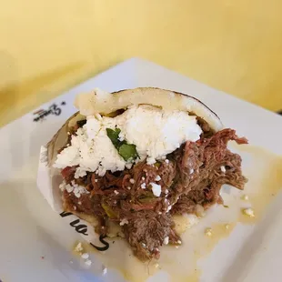 Arepa con carne mechada