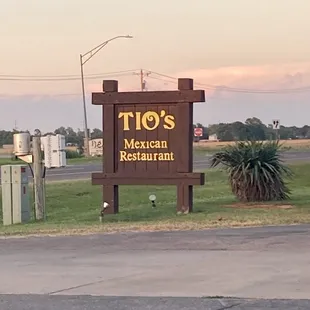 sign for tio&apos;s mexican restaurant
