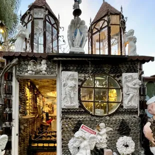 Free Outdoor Art Exhibition is an eclectic mix of items that have been recycled into Art, Gardens &amp; Humungous Statues @ Tio&apos;s Riverside CA.