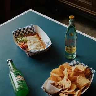Chips and salsa, jarritos