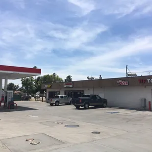 a view of the outside of the building