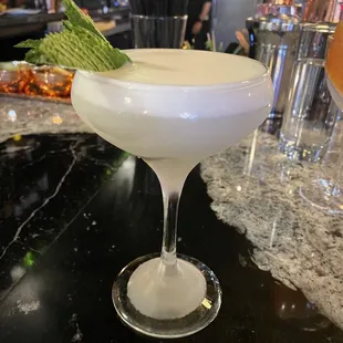 a close up of a margarita