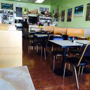 The small but cozy dining area. Comfortable and clean.