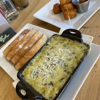 SPINACH AND ARTICHOKE DIP