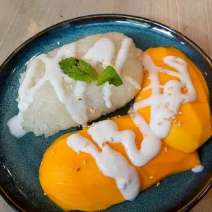 a plate of mangoes and ice cream