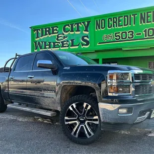 2017 Chevy SIlverado Lifted 2.5&quot; on GMC replica wheels with 33x12.50r22 Mt tires