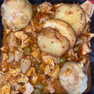 Cuajito con batata y tostones