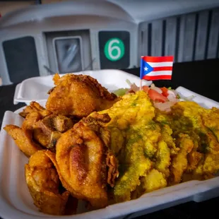 Tostones con chicharrón de pollo