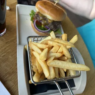 Cheeseburger with fries