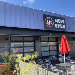 the outside of a restaurant