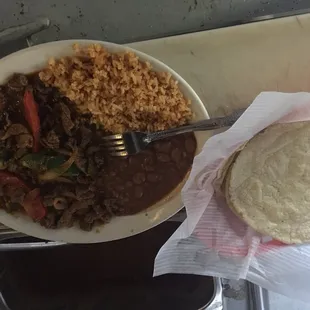 Bistek ranchero con tortillas a mano
