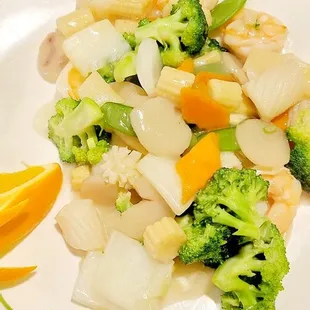 CURRY SEAFOOD WITH GARLIC
