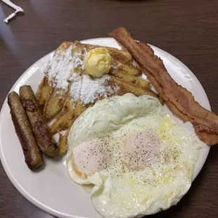 a plate of breakfast food